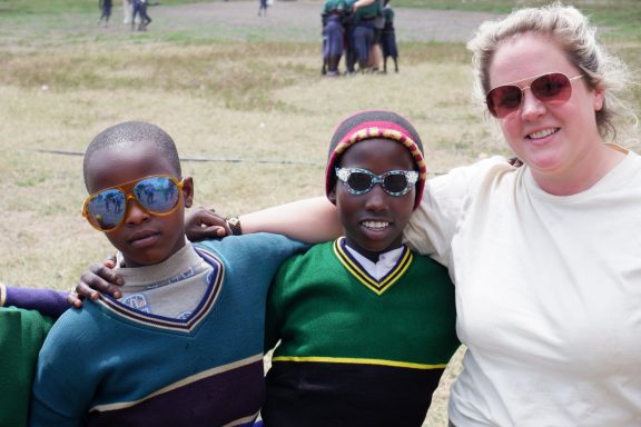 4 Coole Outfits, dm-Spenden -Sonnenbrillen- kamen sehr gut an Zwei Kinder und eine Frau mit Sonnenbrillen.