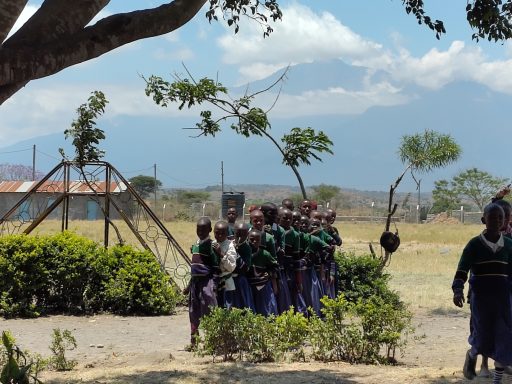 1 Schüler der Primary School warten vor dem Mt Meru auf ihre Tombolapreise Schüler warten geduldig in einer Reihe.