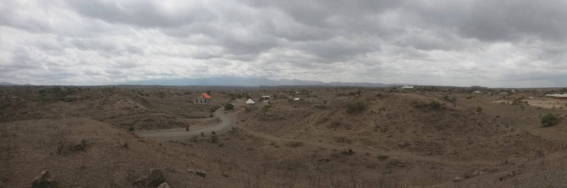 2 Lekrimuni Panorama Hügelige Landschaft mit vereinzelter Vegetation